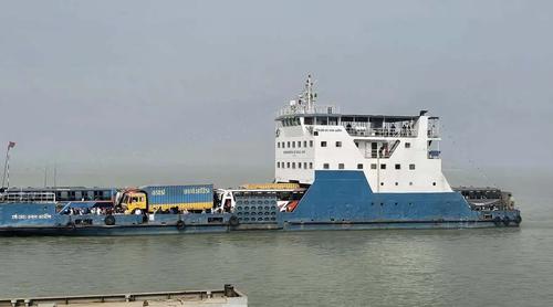 ঘন কুয়াশার কারণে দেড় ঘণ্টা বন্ধ ফেরি পারাপার