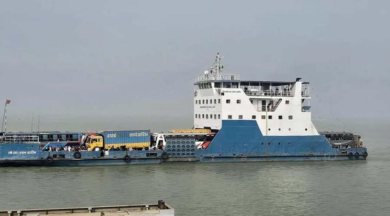 দৌলতদিয়া-পাটুরিয়া নৌরুটে দেড় ঘণ্টা ফেরি চলাচল বন্ধ