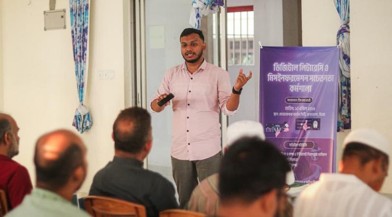 বয়োজ্যেষ্ঠদের ইন্টারনেট সুরক্ষা বিষয়ক  কর্মশালার আয়োজন করলো ড্যাফোডিল বিশ্ববিদ্যালয়ের শিক্ষার্থীরা