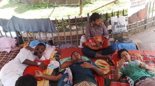 আমরণ অনশনের ৭০ ঘণ্টা, দাবি আদায়ে রাজু ভাস্কর্যে অনড় শিক্ষার্থীরা