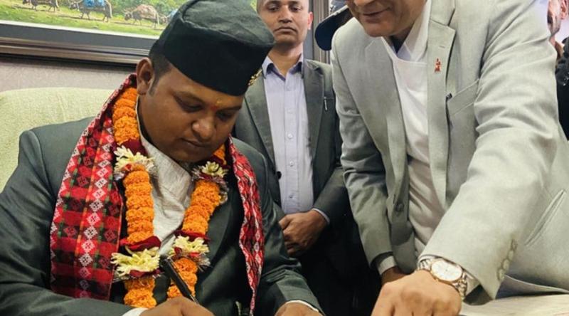 বরখাস্ত হলেন নেপালের শ্রমমন্ত্রী