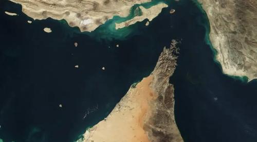 ইরানিদের সতর্কতার পর হরমুজে ঢোকার আগে ঘুরে গেছে যুক্তরাষ্ট্রের জাহাজ