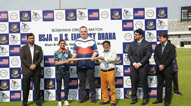 মিরপুরে ক্রিকেটে মাতলেন মার্কিন রাষ্ট্রদূত
