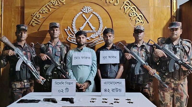 বিশেষ অভিযানে রোহিঙ্গা যুবকসহ আটক ২, পিস্তল-গুলি উদ্ধার