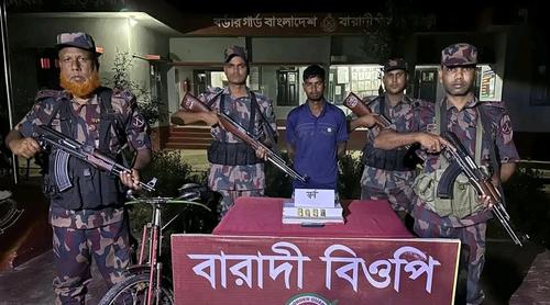 চুয়াডাঙ্গার দর্শনা সীমান্তে স্বর্ণের বারসহ পাচারকারী আটক
