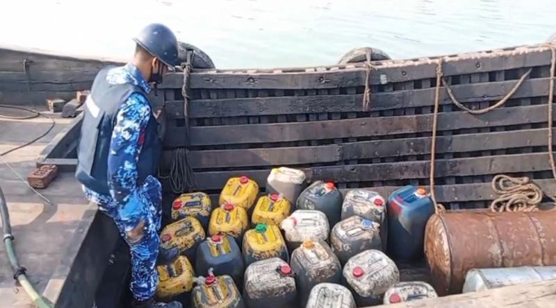 শুল্ক ফাঁকি দিয়ে আনা ৮ লাখ টাকার জ্বালানি তেল জব্দ, আটক ৪