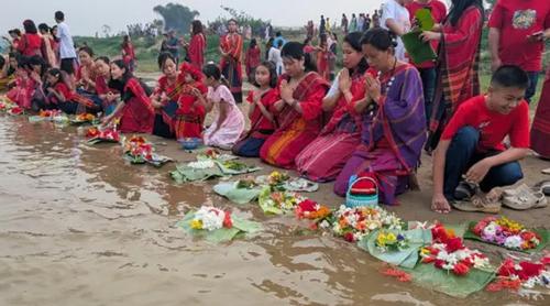 নদীতে ফুল দিয়ে শুরু হলো পাহাড়ের প্রাণের উৎসব ‘বৈসু, সাংগ্রাই, বিজু’