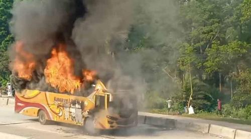 বগুড়ায় যাত্রীবাহী চলন্ত বাসে আগুন