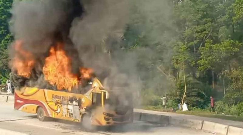 বগুড়ায় যাত্রীবাহী চলন্ত বাসে আগুন