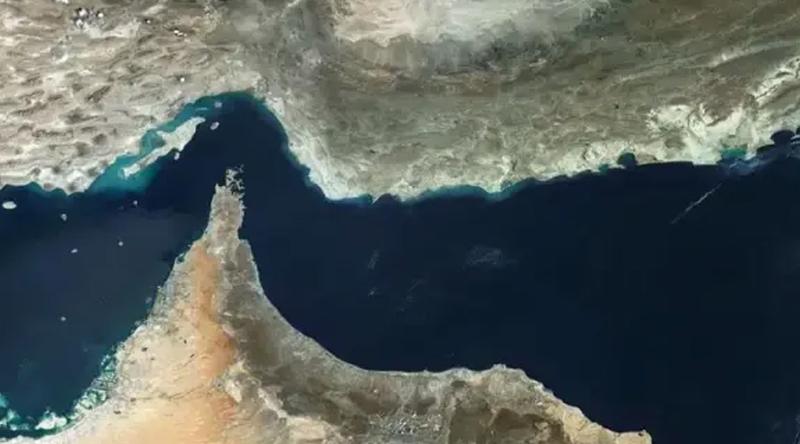 'হরমুজ প্রণালি পার হতে হলে টোল দিতে হবে'