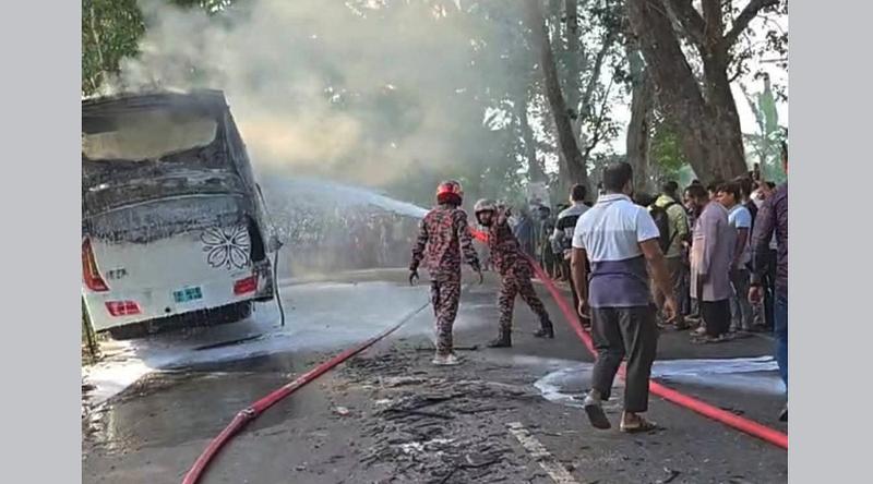 মাদারীপুরে চলন্ত বাসে আগুন, নিহত ১