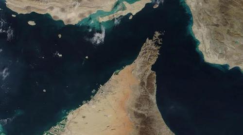 হরমুজ খোলা, তবে সামরিক জাহাজ ঢুকলে ‘কঠোর ব্যবস্থা’: ইরান