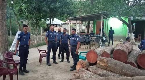 কুষ্টিয়ায় বাউল শিল্পী শফি মণ্ডলের বাড়িতে পুলিশ মোতায়েন