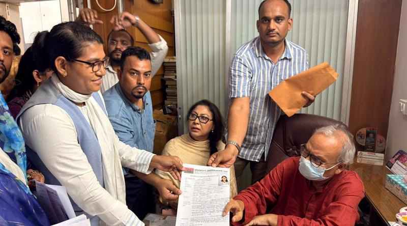 সংরক্ষিত মহিলা আসনে মনোনয়ন জমা দিলেন দুঃসময়ের ছাত্রদল নেত্রী শিরিন!