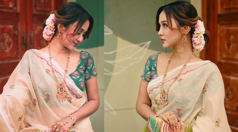 ক্রিম রঙের শাড়িতে বৈশাখের স্নিগ্ধ লুকে নজর কাড়লেন চমক
