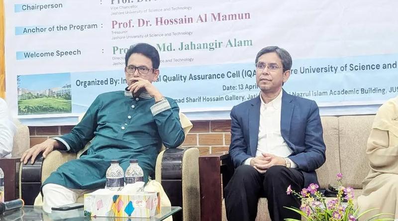 শিক্ষামন্ত্রীর পাশে বসেই অব্যাহতির খবর পেলেন বিশ্ববিদ্যালয়ের ভিসি