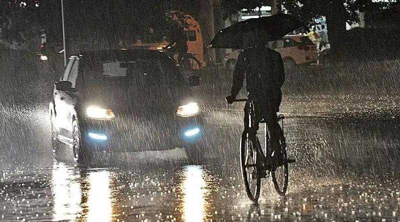 রাতে দেশের বিভিন্ন এলাকায় ৬০ কিলোমিটার বেগে ঝড়ের আভাস