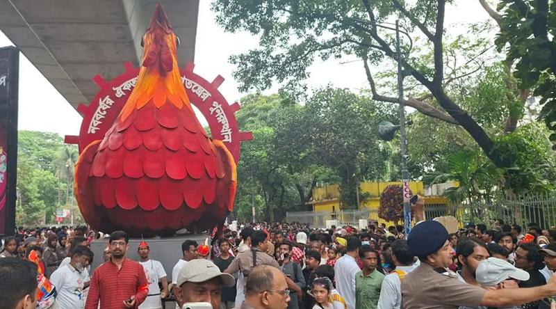 ঢোল-বাদ্যে শুরু বৈশাখী শোভাযাত্রা, ঢাবিতে উৎসবের ঢল