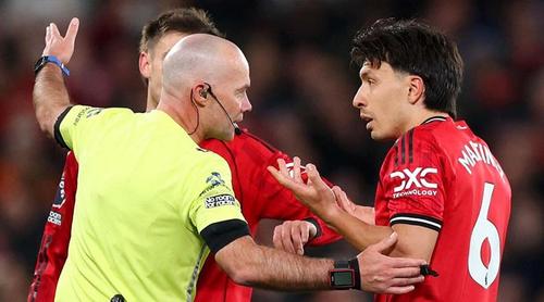 প্রতিপক্ষের চুল টেনে লাল কার্ড দেখলেন ইউনাইটেডের আর্জেন্টাইন তারকা