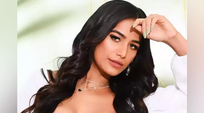 জনপ্রিয় হতে চেয়ে কী বাবার হাতে চড় খেয়েছিলেন পুনম?