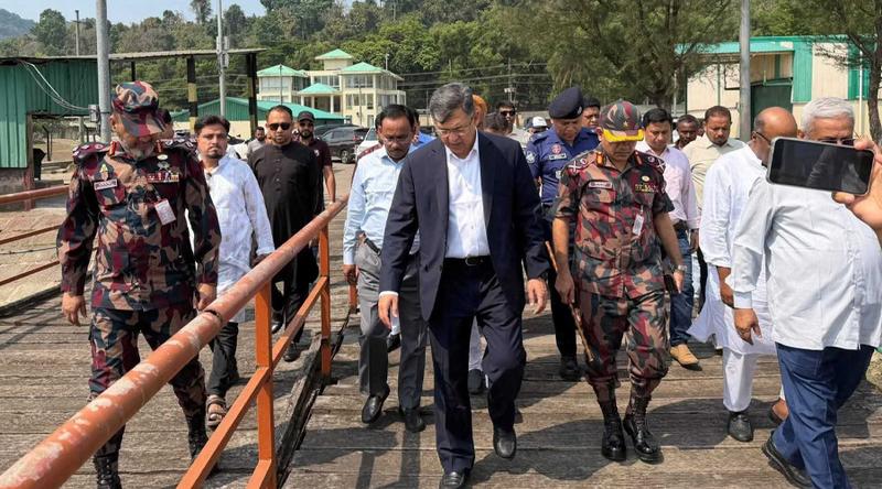 টেকনাফ স্থলবন্দর পরিদর্শন করলেন স্বরাষ্ট্রমন্ত্রী