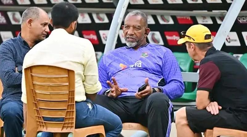 মিরপুরের উইকেট নিয়ে হেমিংয়ের সঙ্গে বৈঠক বাশার-সিমন্সদের