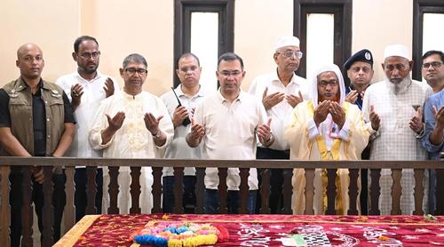 মওলানা ভাসানীর কবর জিয়ারত করলেন প্রধানমন্ত্রী তারেক রহমান