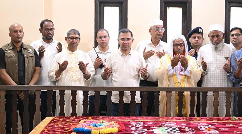 মওলানা ভাসানীর কবর জিয়ারত করলেন প্রধানমন্ত্রী তারেক রহমান