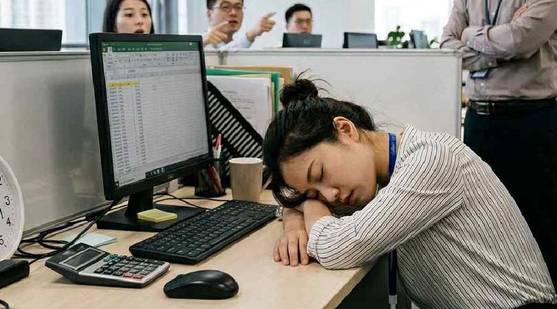 বেতন কম হওয়ায় অফিসে ৫ ঘণ্টা ঘুমান চীনা তরুণী!