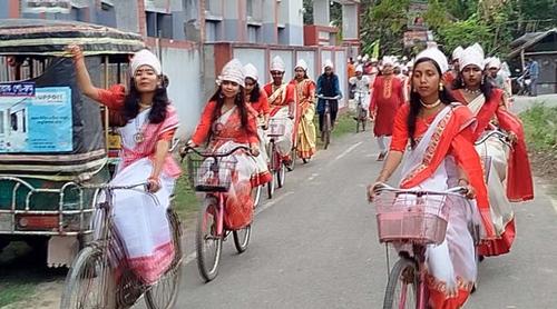 নড়াইলে সাইকেল চালিয়ে গ্রামবাসীকে নববর্ষের শুভেচ্ছা জানালো স্কুলছাত্রীরা