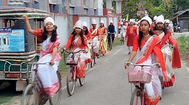 নড়াইলে সাইকেল চালিয়ে গ্রামবাসীকে নববর্ষের শুভেচ্ছা জানালো স্কুলছাত্রীরা