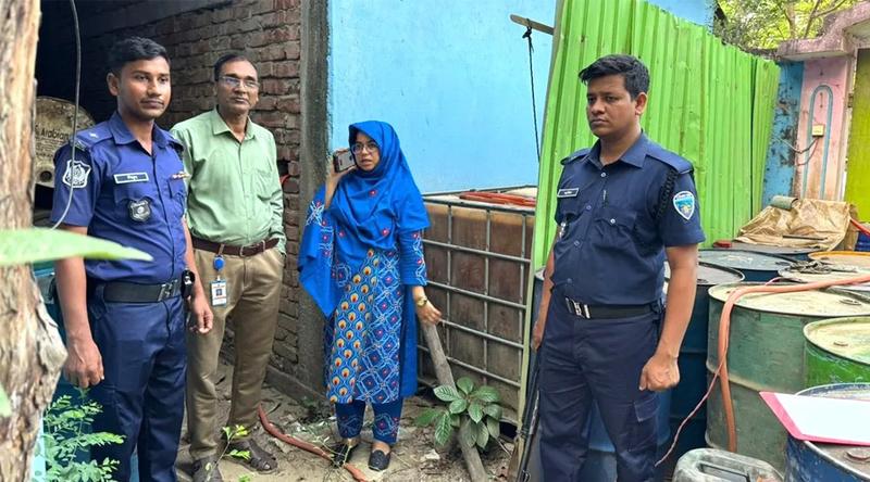 নোয়াখালীতে ব্যবসায়ীর বাড়ি থেকে ৫,৫০০ লিটার তেল জব্দ