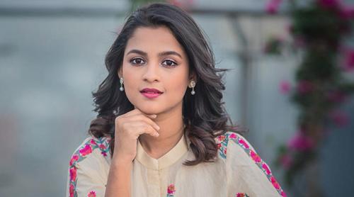 ছোটবেলায় লাল-সাদা জামার জন্য কান্নাকাটি করতাম: সাদিয়া আয়মান