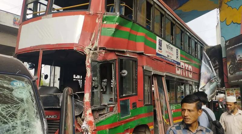 মগবাজারে ঢাকা বিশ্ববিদ্যালয়ের বাস দুর্ঘটনায় ৮ শিক্ষার্থী আহত