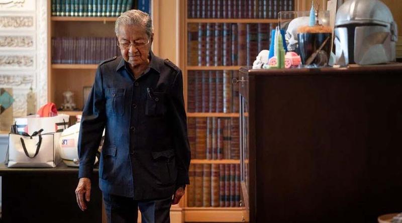 পায়ের নিয়ন্ত্রণ হারিয়েছেন মালয়েশিয়ার সাবেক প্রধানমন্ত্রী মাহাথির মোহাম্মদ