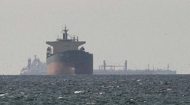 মার্কিন নৌবাহিনীর কড়াকড়িতে  নিষেধাজ্ঞাপ্রাপ্ত ট্যাংকার হরমুজের দিকে ফিরে গেল