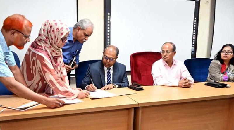 ঢাবির প্রো-ভিসি হিসেবে যোগদান করলেন ড. আবদুস সালাম