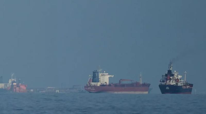 হরমুজ প্রণালি নিয়ে কড়া অবস্থানে ইরান, ট্রানজিট ফি আদায়ের ঘোষণা