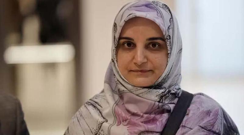 ১ বছরেরও বেশি পর ফ্রান্স থেকে মুক্ত হয়ে ইরানে ফিরেছেন মাহদিয়ে এসফান্দিয়ারি