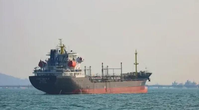 মার্কিন নিষেধাজ্ঞা উপেক্ষা করে হরমুজ প্রণালি পার হলো ইরানি সুপারট্যাঙ্কার