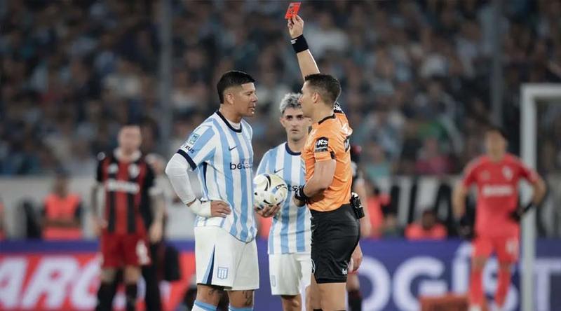রেফারিকে ‘কাপুরুষ’ বলায় লাল কার্ড পেলেন আর্জেন্টাইন ফুটবলার