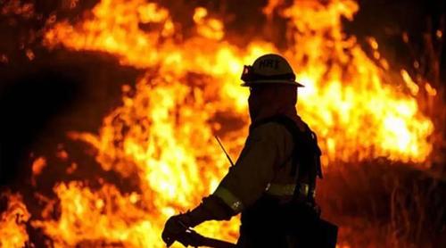 বনানীতে বহুলতল ভবনে আগুন, নিয়ন্ত্রণে কাজ করছে ৫ ইউনিট