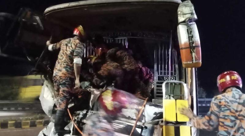 ঢাকা-মাওয়া এক্সপ্রেসওয়েতে বাস নিয়ন্ত্রণ হারিয়ে দুর্ঘটনায় আহত ১২