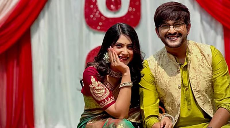 নববর্ষেও শুটিংয়ের ব্যস্ততা, শুভস্মিতাকে কী বিশেষ উপহার দিলেন সৌরভ?