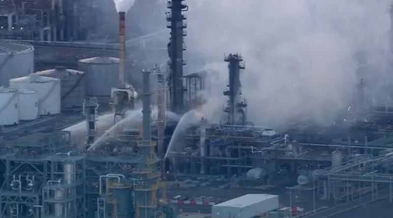 অস্ট্রেলিয়ায় তেল শোধনাগারে আগুন, জ্বালানি সংকটের আশঙ্কা