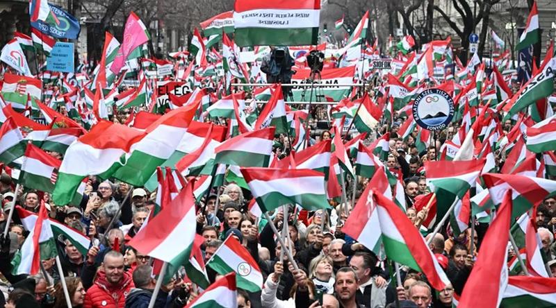 প্রেসিডেন্টের পদত্যাগ দাবি হাঙ্গেরির নবনির্বাচিত প্রধানমন্ত্রীর