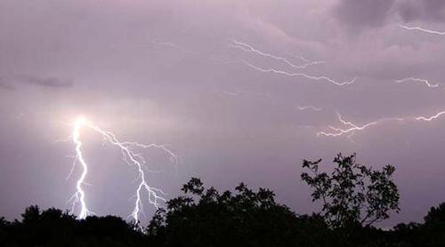 চুয়াডাঙ্গায় বজ্রপাতে শিক্ষার্থীসহ ২ জনের মৃত্যু