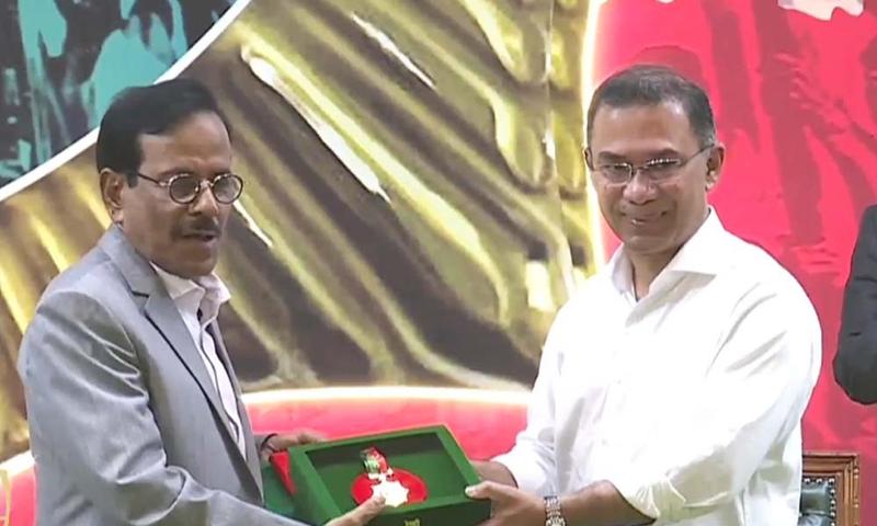 স্বাধীনতা পুরস্কার দিচ্ছেন প্রধানমন্ত্রী