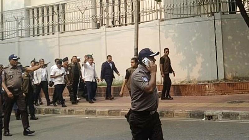 সচিবালয় থেকে হেঁটে ওসমানী মিলনায়তনে গেলেন প্রধানমন্ত্রী