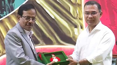 স্বাধীনতা পুরস্কার গ্রহণ করলেন হানিফ সংকেত